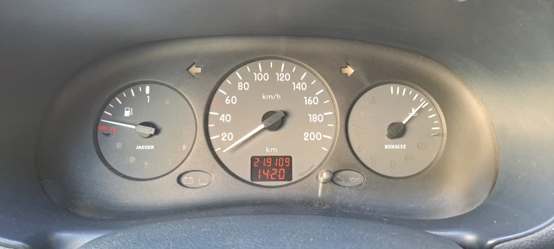 Renault Clio 1.2, снимка 8 - Автомобили и джипове - 47873679