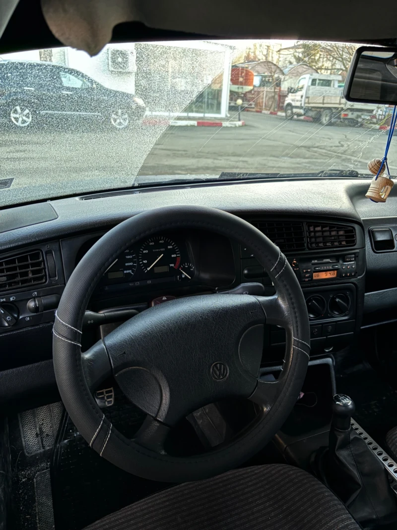 VW Golf 1.8, снимка 7 - Автомобили и джипове - 49250381