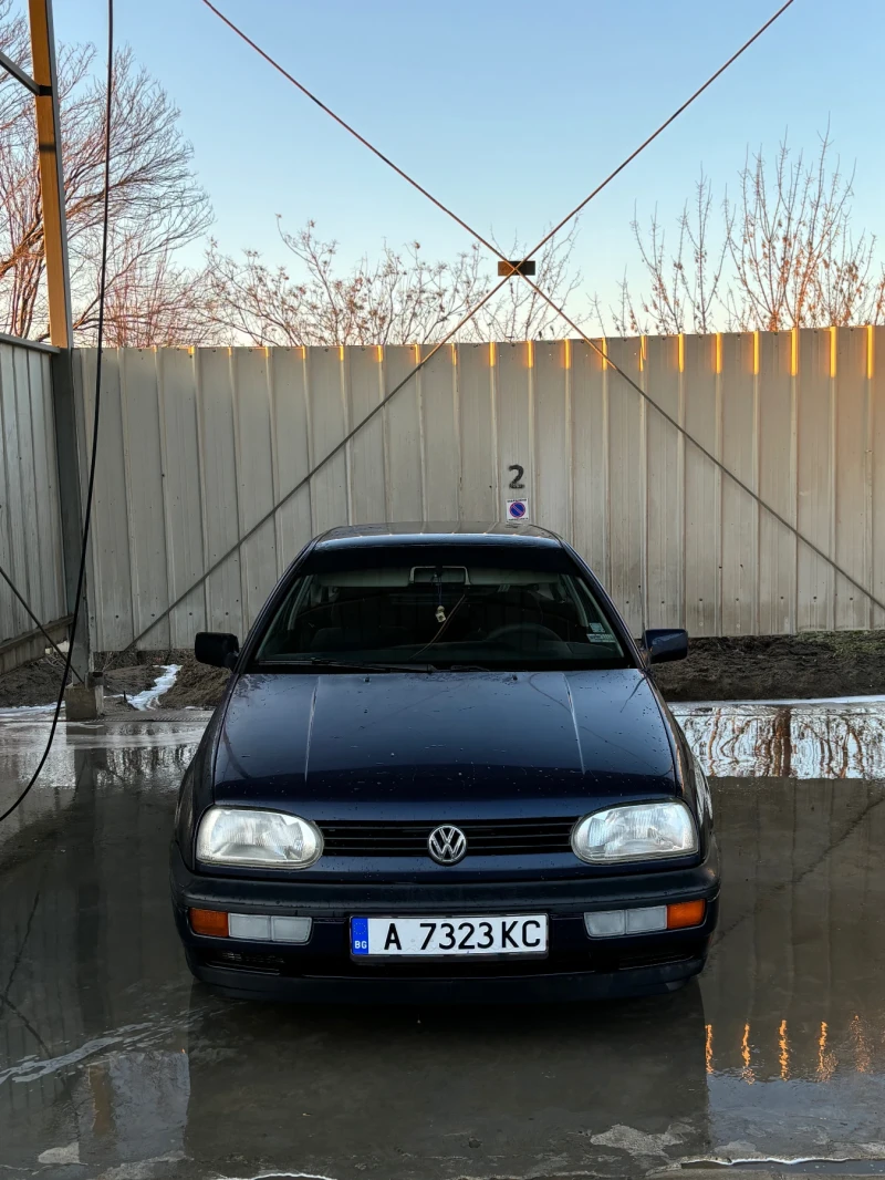 VW Golf 1.8, снимка 2 - Автомобили и джипове - 49250381