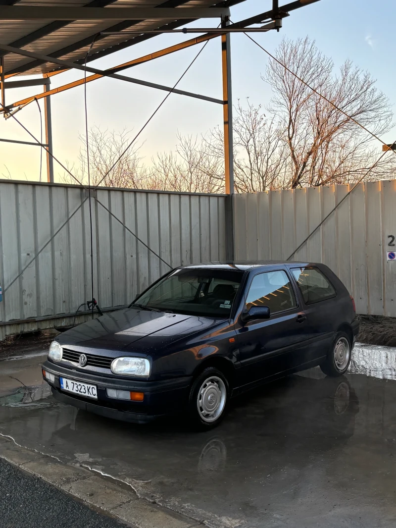 VW Golf 1.8, снимка 1 - Автомобили и джипове - 49250381