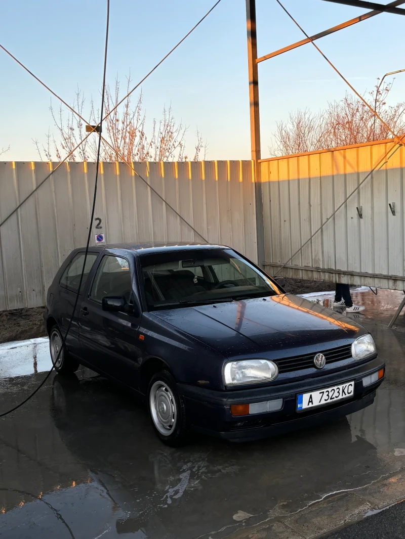 VW Golf 1.8, снимка 3 - Автомобили и джипове - 49250381