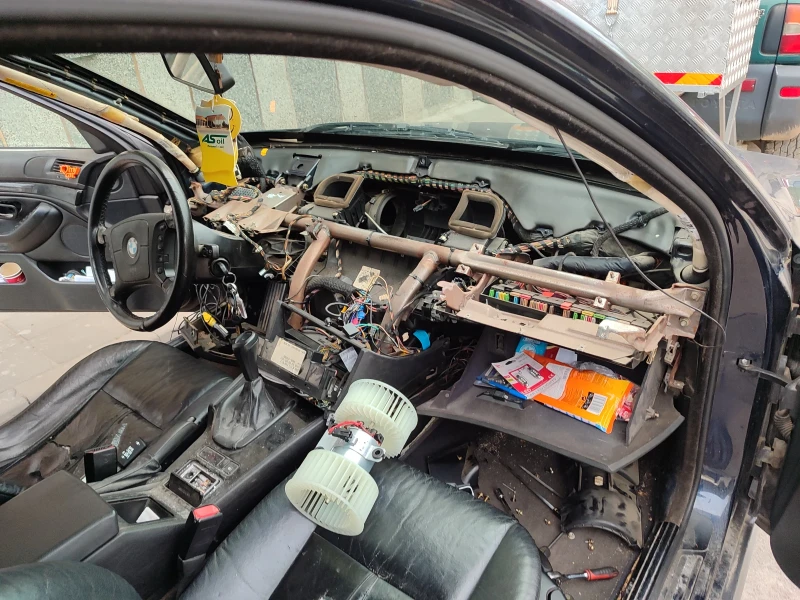 BMW 523, снимка 9 - Автомобили и джипове - 52407071