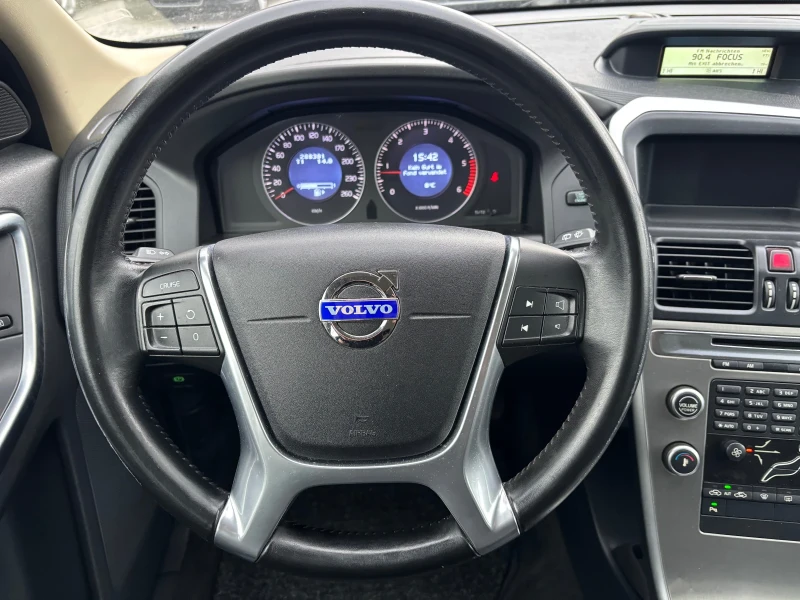 Volvo XC60 2.4 D 5 РЪЧКА, снимка 10 - Автомобили и джипове - 53259875