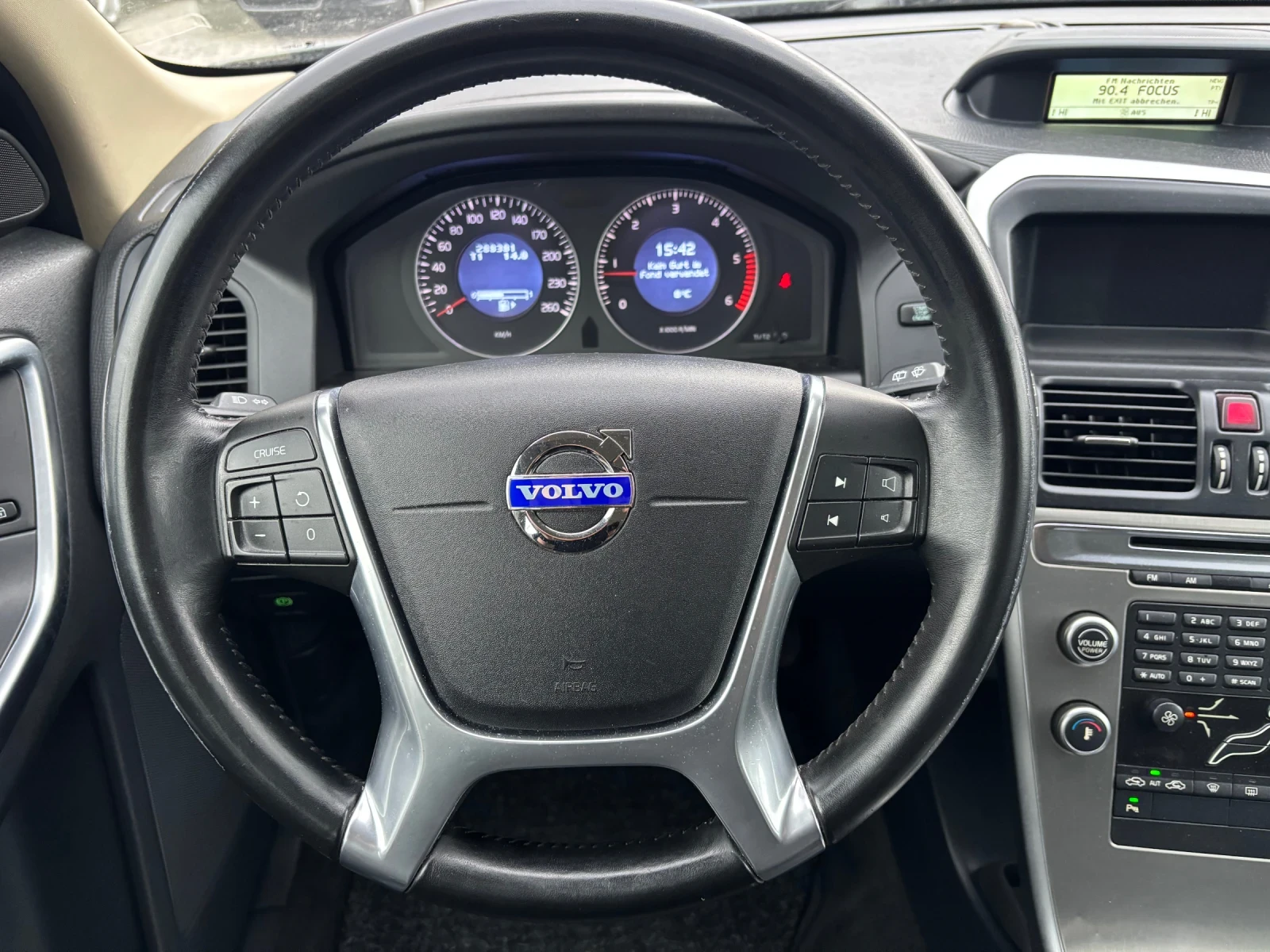 Volvo XC60 2.4 D 5 РЪЧКА - изображение 10