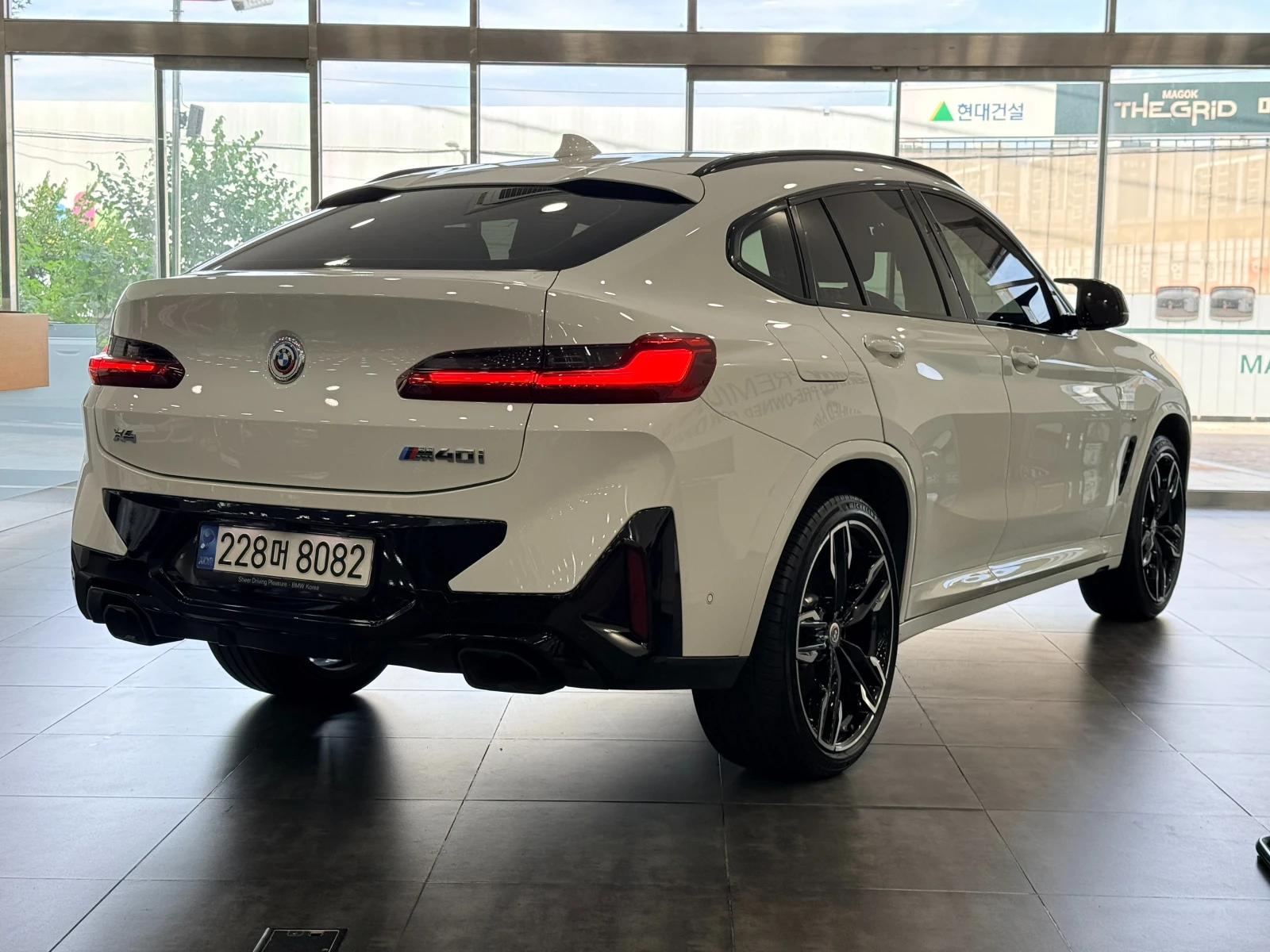 BMW X4 М40i* 2023* DIS* 360* ОБДУХ* LASER* HARMAN* KРАЙНА, снимка 3 - Автомобили и джипове - 56060657