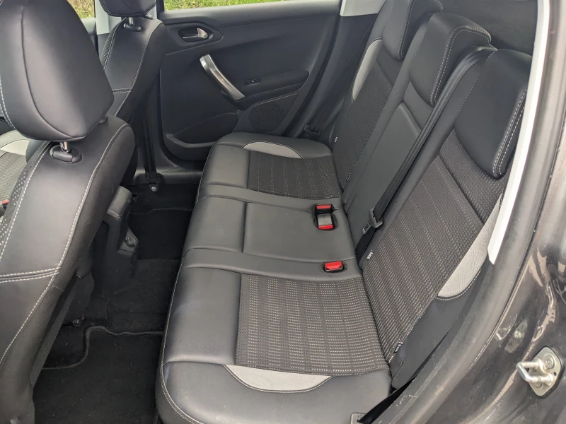 Peugeot 2008 1.2 PureTech Allure, снимка 9 - Автомобили и джипове - 52584821