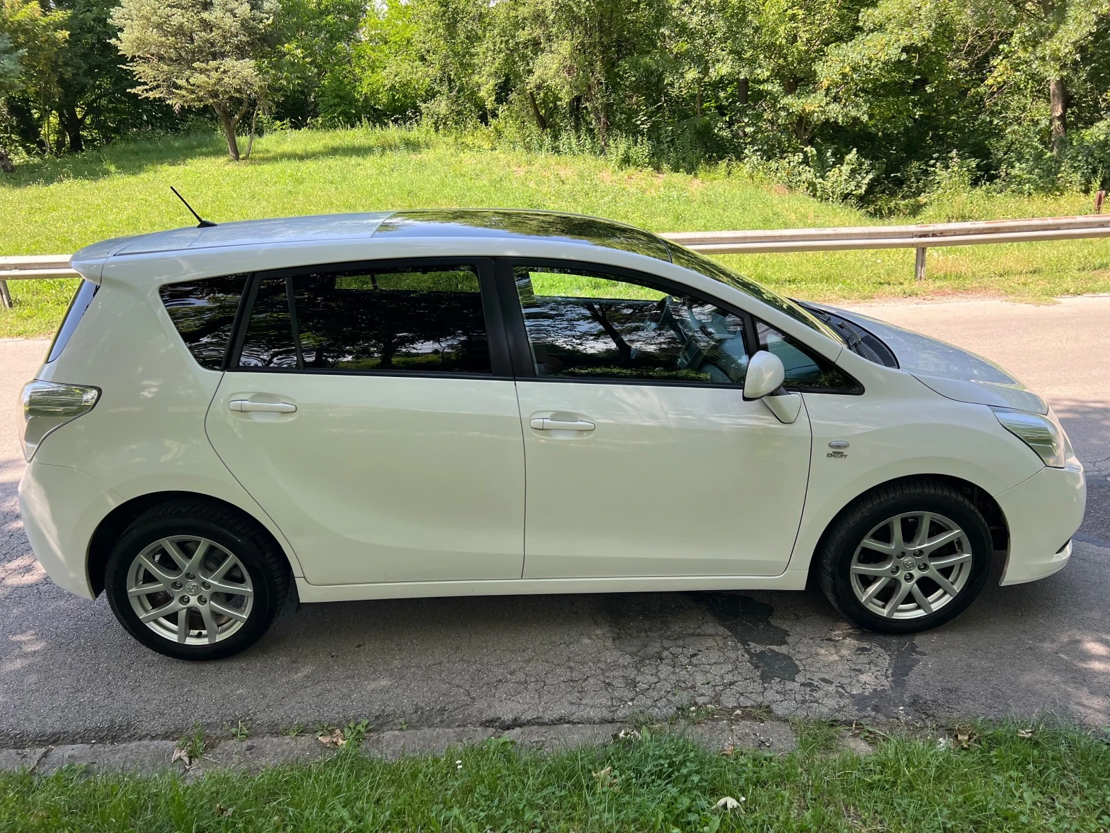 Toyota Verso 2.2D/150p.s-Avtomat /Navi/Panorama-Full-EURO 5b - изображение 6