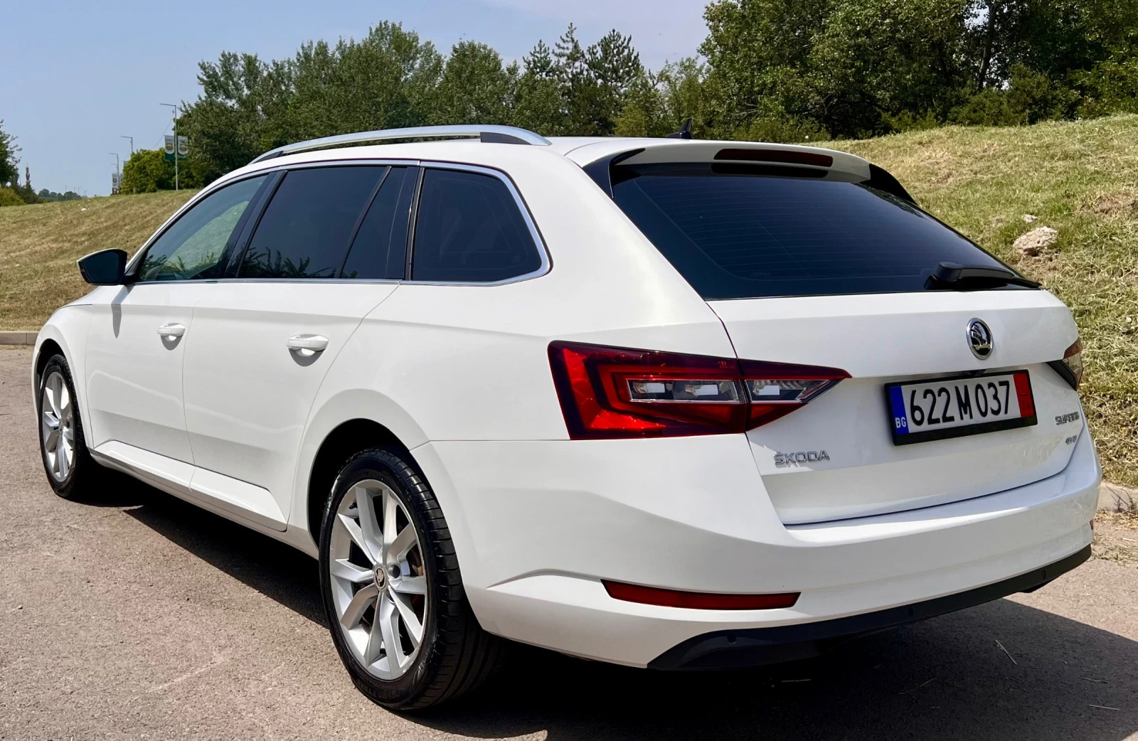 Skoda Superb 2.0d* 4x4* АВТОМАТИК* ДИСТРОНИК* НАПЪЛНО ОБСЛУЖЕНА - изображение 3