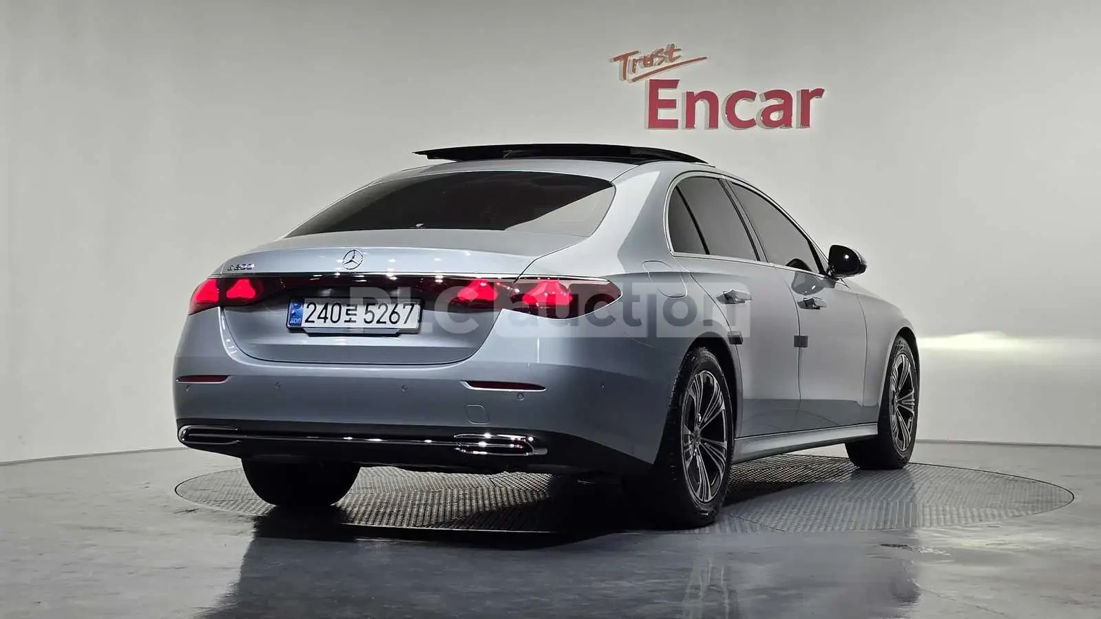 Mercedes-Benz E 200 Адаптивен круиз контрол* 360-градусова камера, снимка 2 - Автомобили и джипове - 54077190