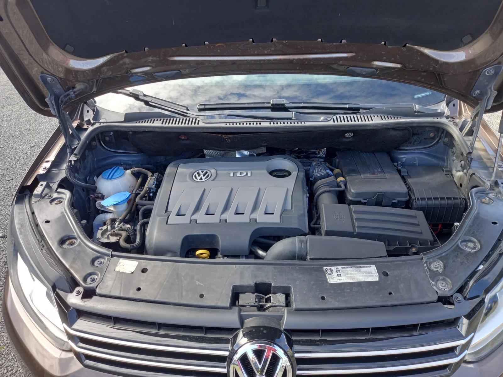 VW Touran 1.6TDI, снимка 15 - Автомобили и джипове - 54079555