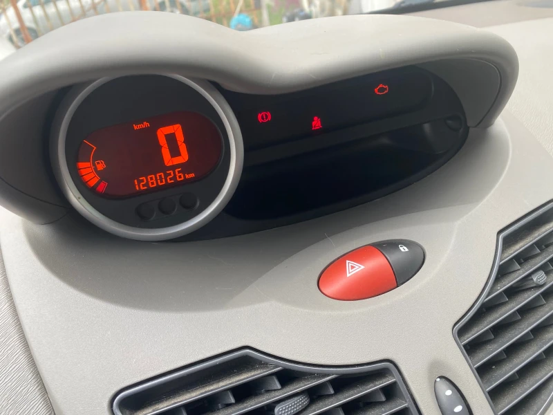 Renault Twingo 12 клима, снимка 7 - Автомобили и джипове - 52012191