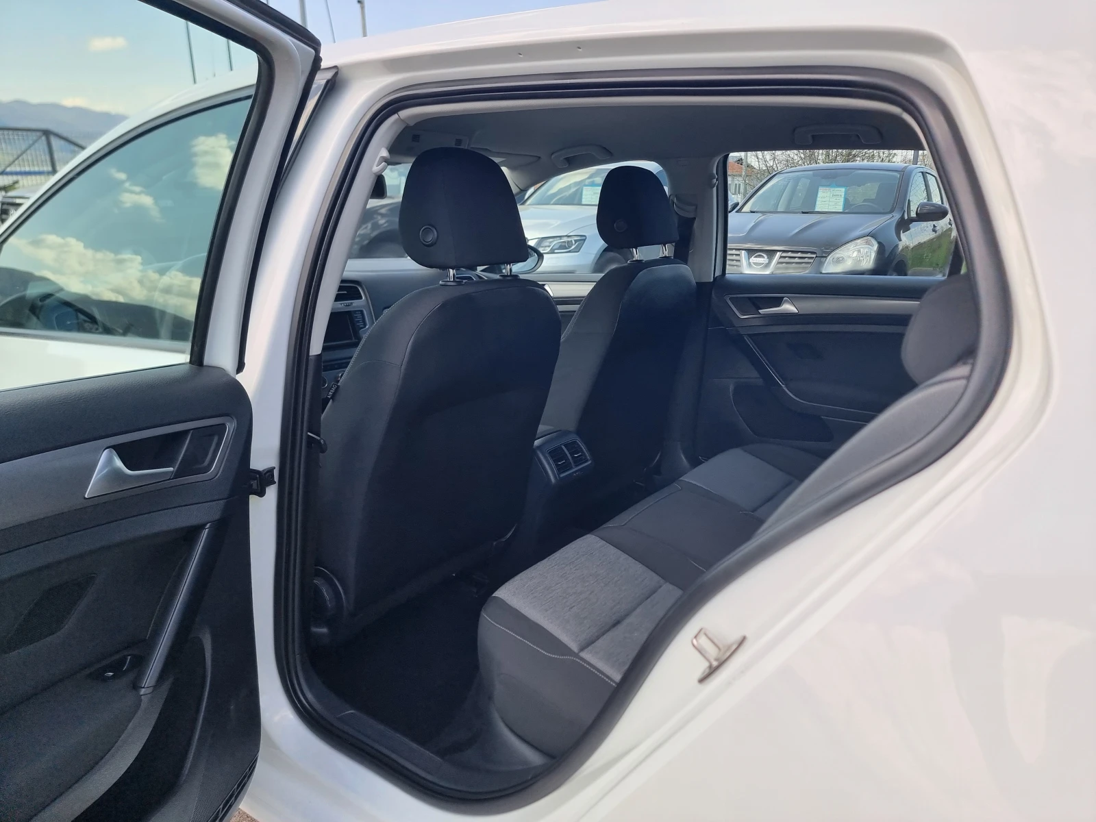 VW Golf 1.6TDI, снимка 11 - Автомобили и джипове - 54226831