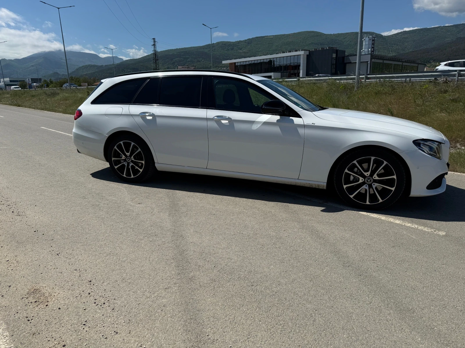 Mercedes-Benz E 220, снимка 3 - Автомобили и джипове - 54561216