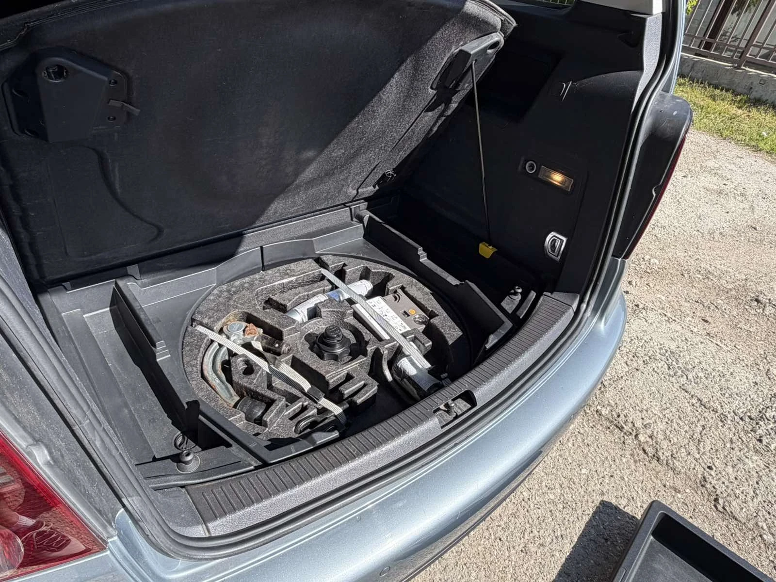VW Touran 1.9 105hp, снимка 14 - Автомобили и джипове - 54671513