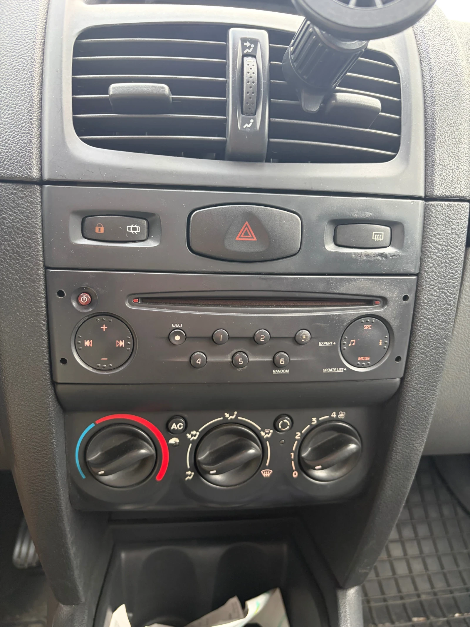 Renault Clio Symbol 1.4 75, снимка 13 - Автомобили и джипове - 56023282