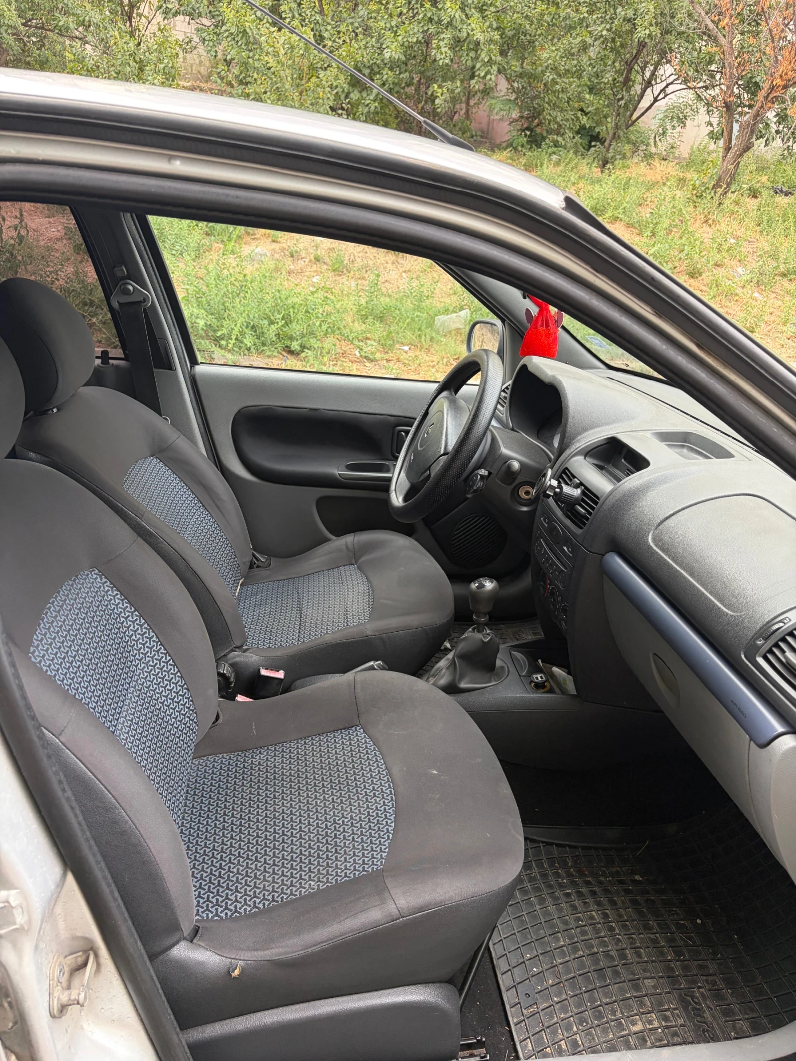 Renault Clio Symbol 1.4 75, снимка 10 - Автомобили и джипове - 56023282
