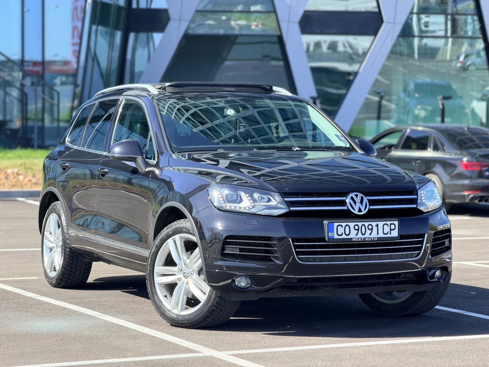 VW Touareg 3.0TDI-V6-Executive-Лизинг през Уникредит , снимка 3 - Автомобили и джипове - 54333445
