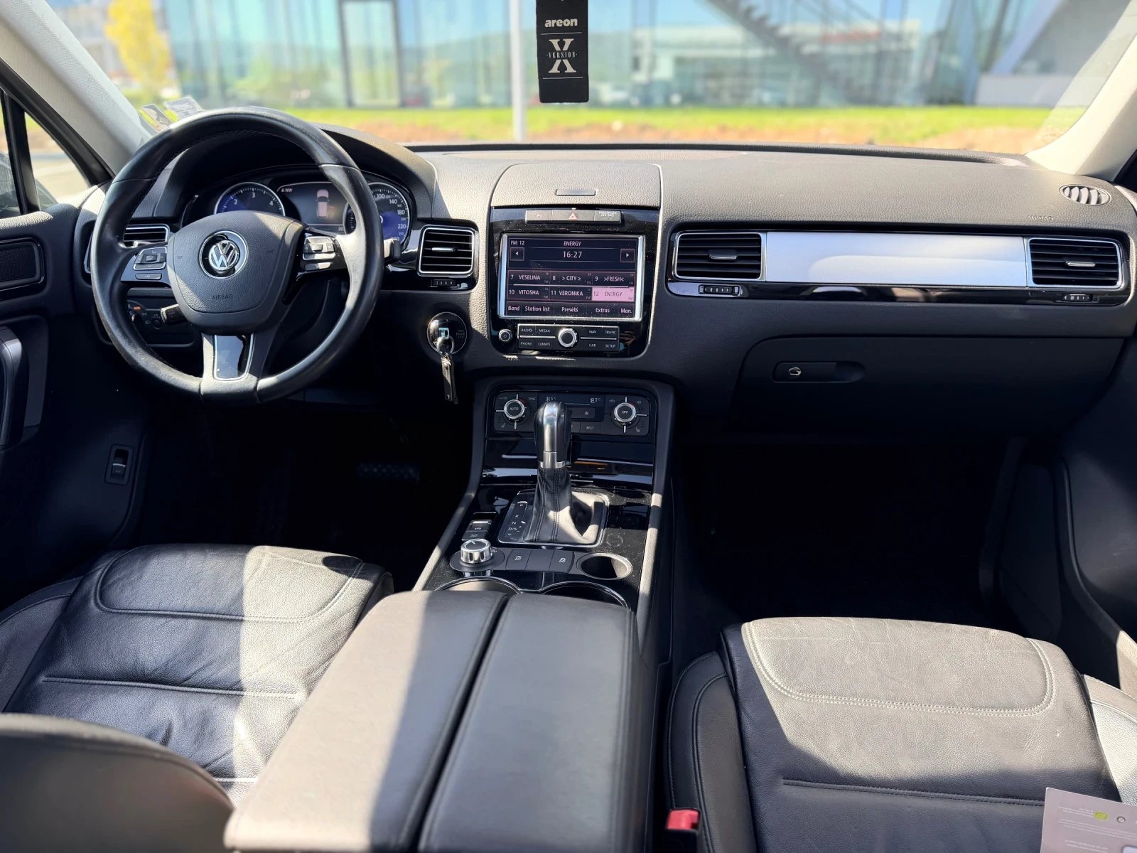 VW Touareg 3.0TDI-V6-Executive-Лизинг през Уникредит , снимка 12 - Автомобили и джипове - 54333445
