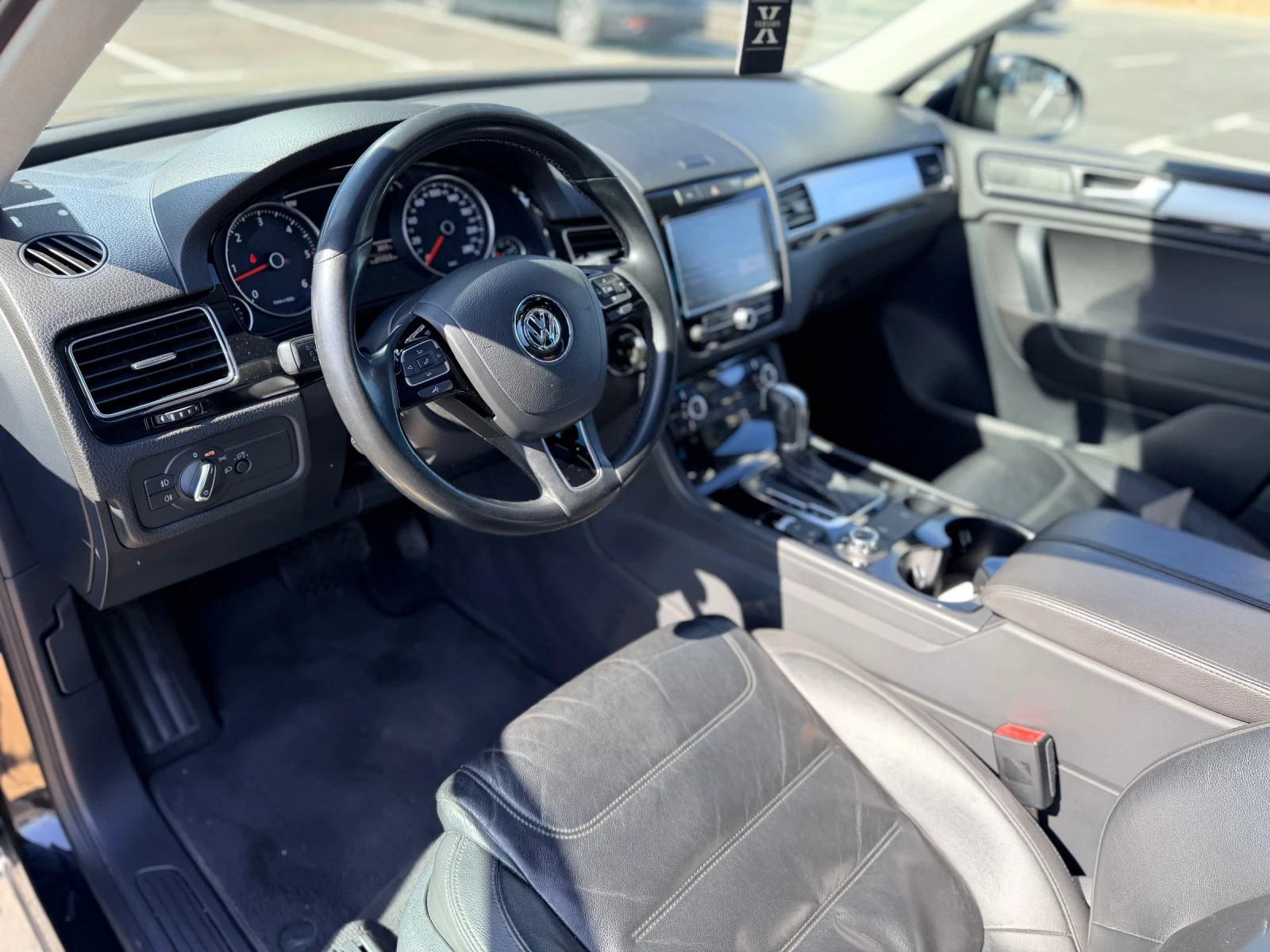VW Touareg 3.0TDI-V6-Executive-Лизинг през Уникредит , снимка 11 - Автомобили и джипове - 54333445