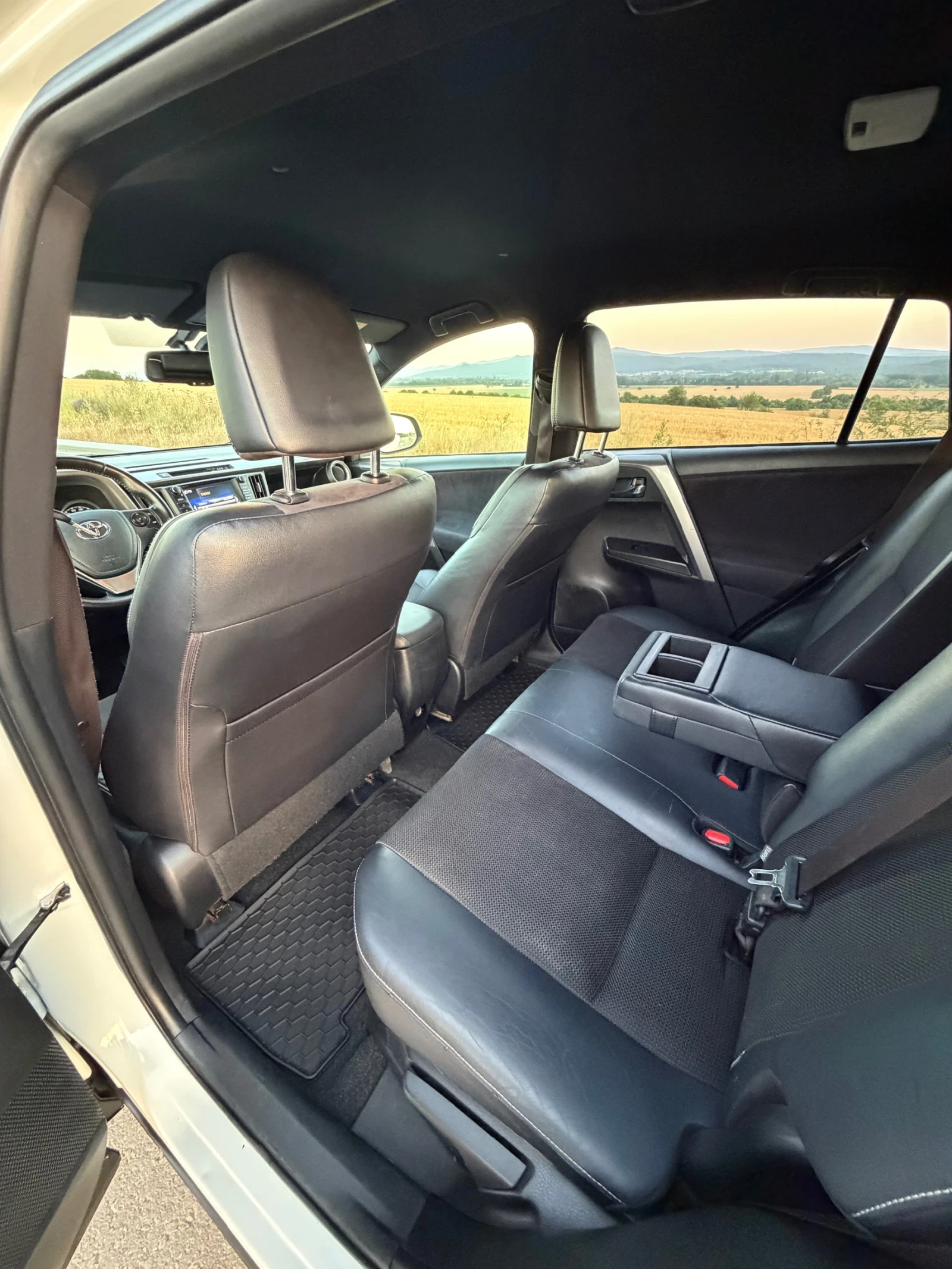 Toyota Rav4 2.5 HYBRID* KEYLESS* 4x4* CAMERA* , снимка 10 - Автомобили и джипове - 55093666