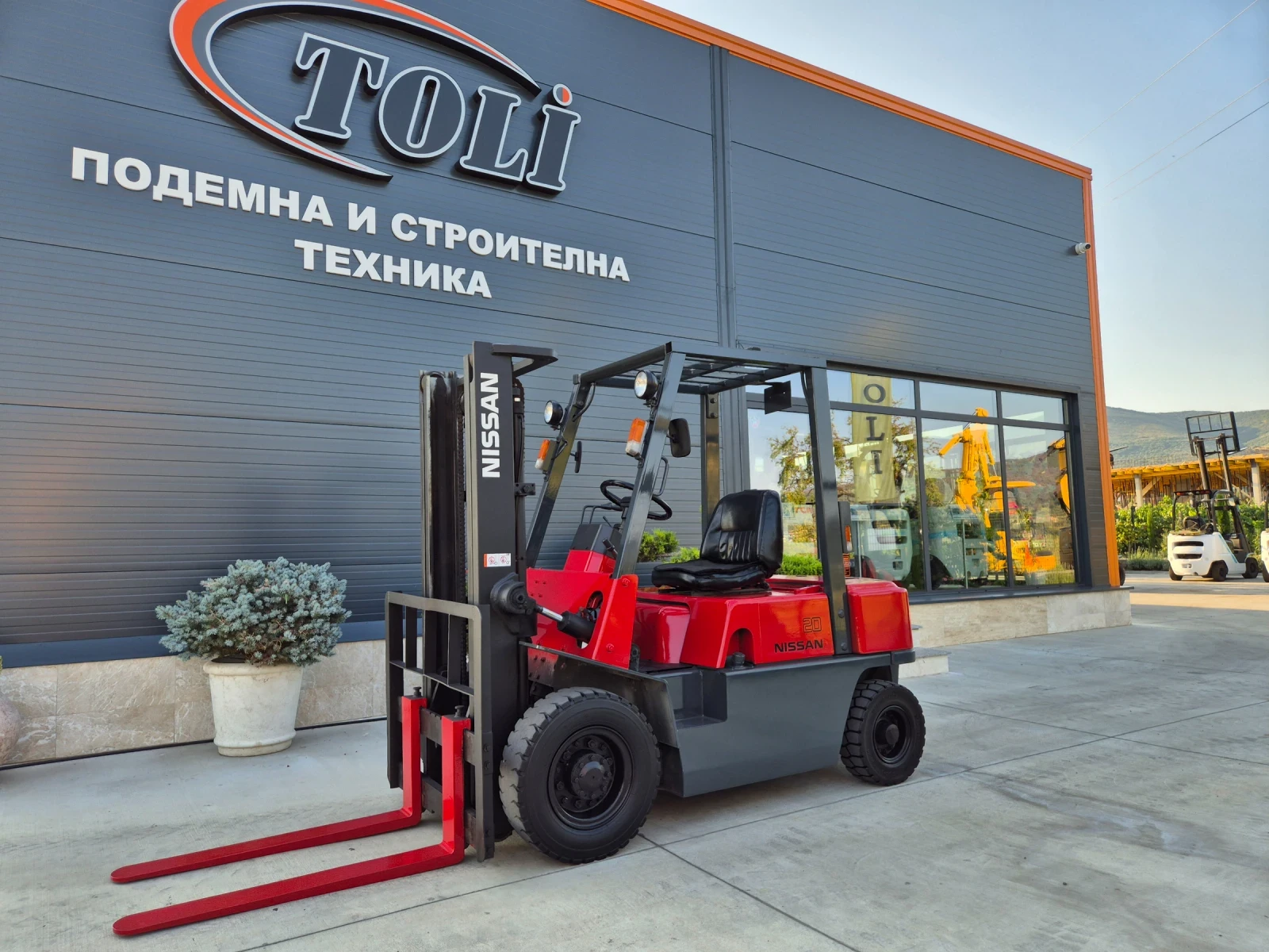 Мотокар Nissan * 2 тона* ПЕРФЕКТЕН, снимка 1