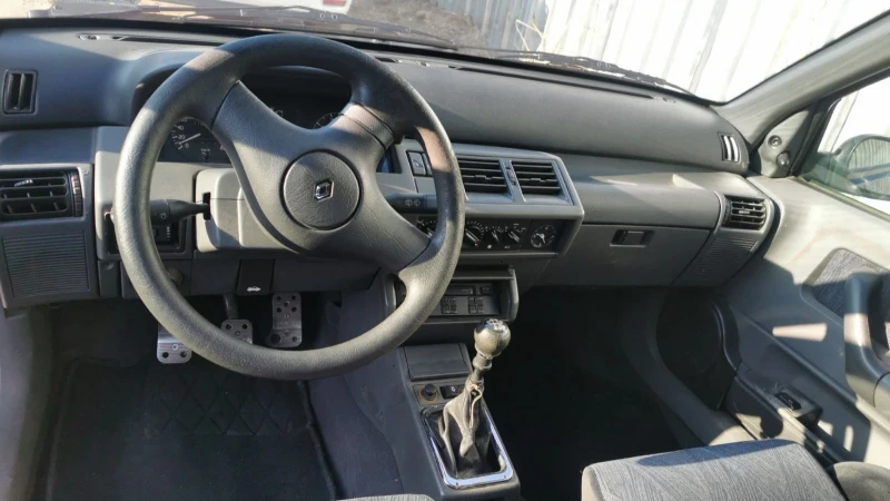 Renault Clio 1.4 НА ЧАСТИ, снимка 2 - Автомобили и джипове - 49245166