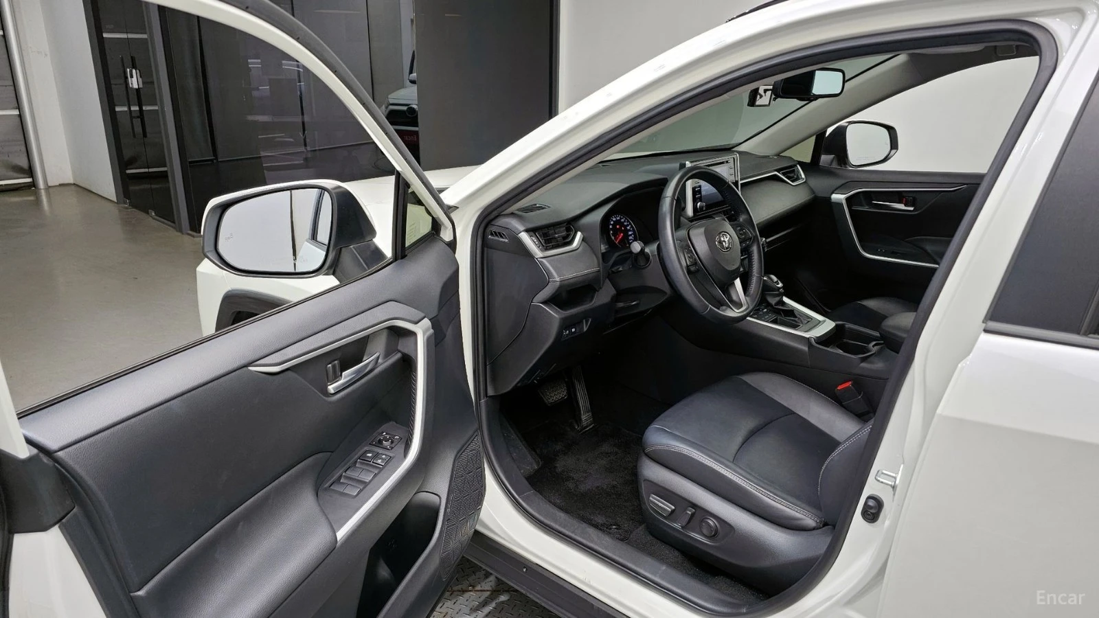 Toyota Rav4 * ПАНО* KEYLESS* Camera* ПОДГРЕВ* LED* , снимка 9 - Автомобили и джипове - 55625347