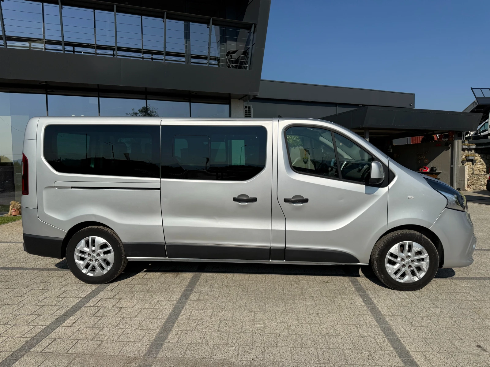 Renault Trafic 125dCI 9-местен 2x Клима Long  Euro 6B , снимка 8 - Бусове и автобуси - 55752733