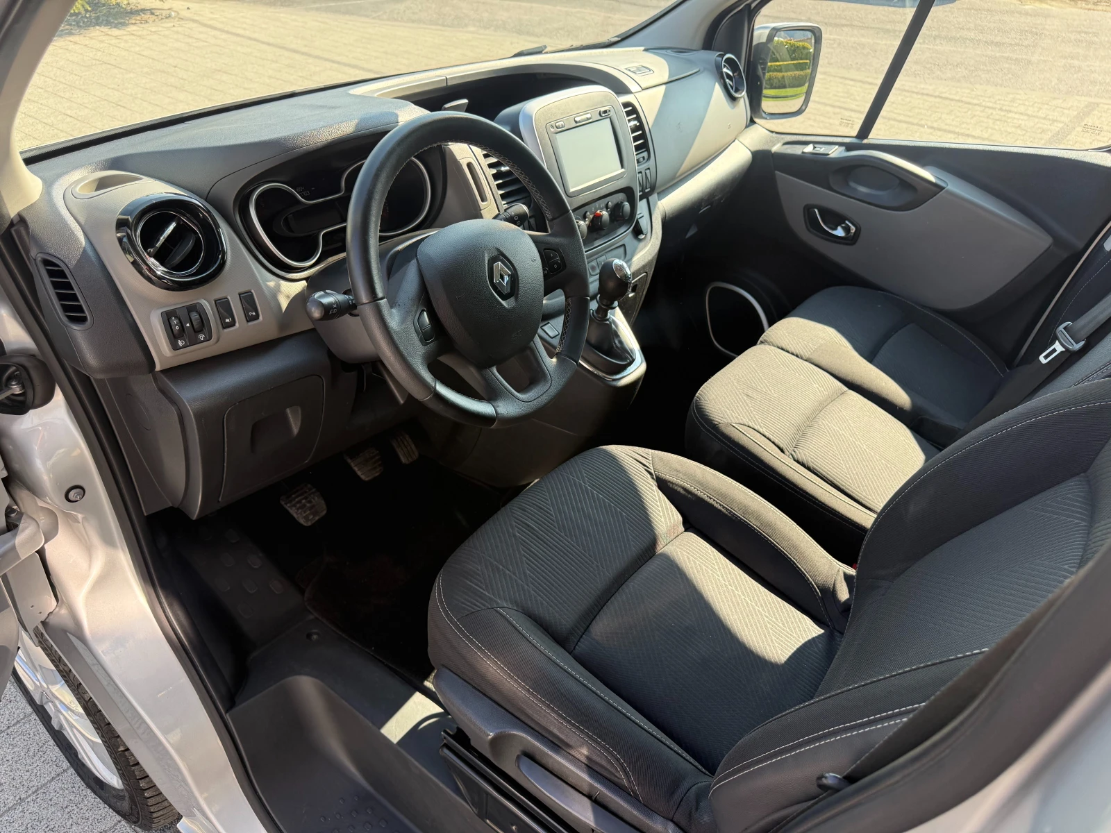 Renault Trafic 125dCI 9-местен 2x Клима Long  Euro 6B , снимка 13 - Бусове и автобуси - 55752733