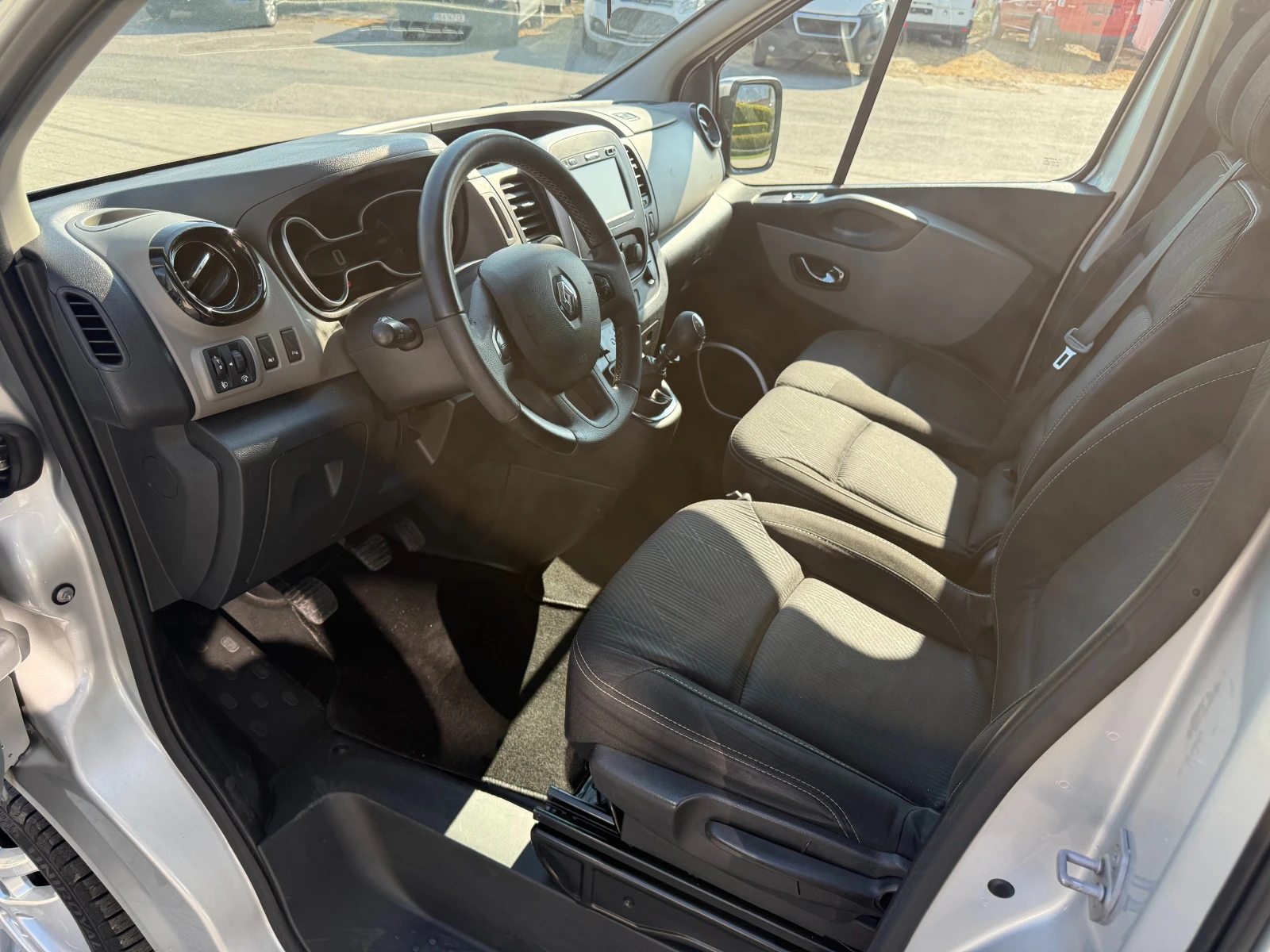 Renault Trafic 125dCI 9-местен 2x Клима Long  Euro 6B , снимка 16 - Бусове и автобуси - 55752733