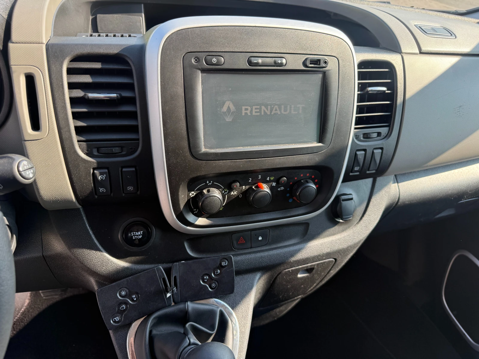 Renault Trafic 125dCI 9-местен 2x Клима Long  Euro 6B , снимка 14 - Бусове и автобуси - 55752733