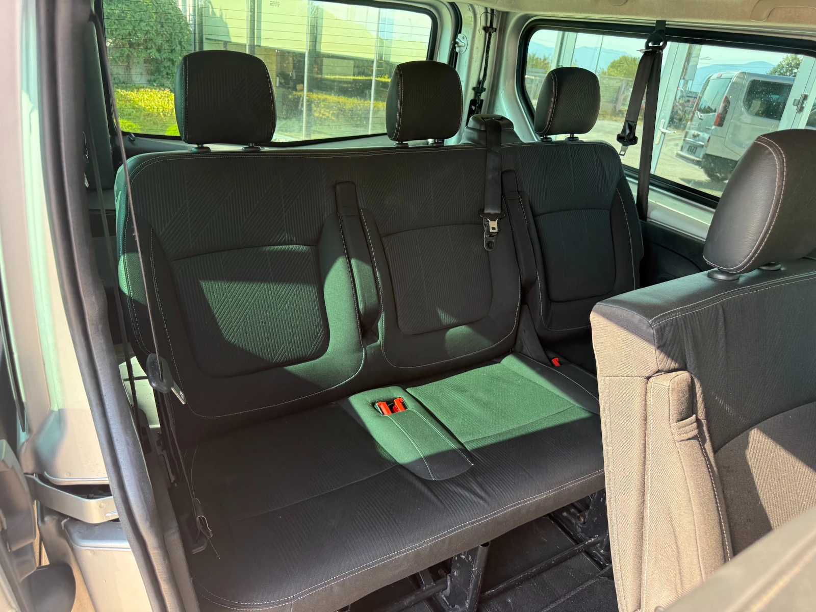 Renault Trafic 125dCI 9-местен 2x Клима Long  Euro 6B , снимка 11 - Бусове и автобуси - 55752733