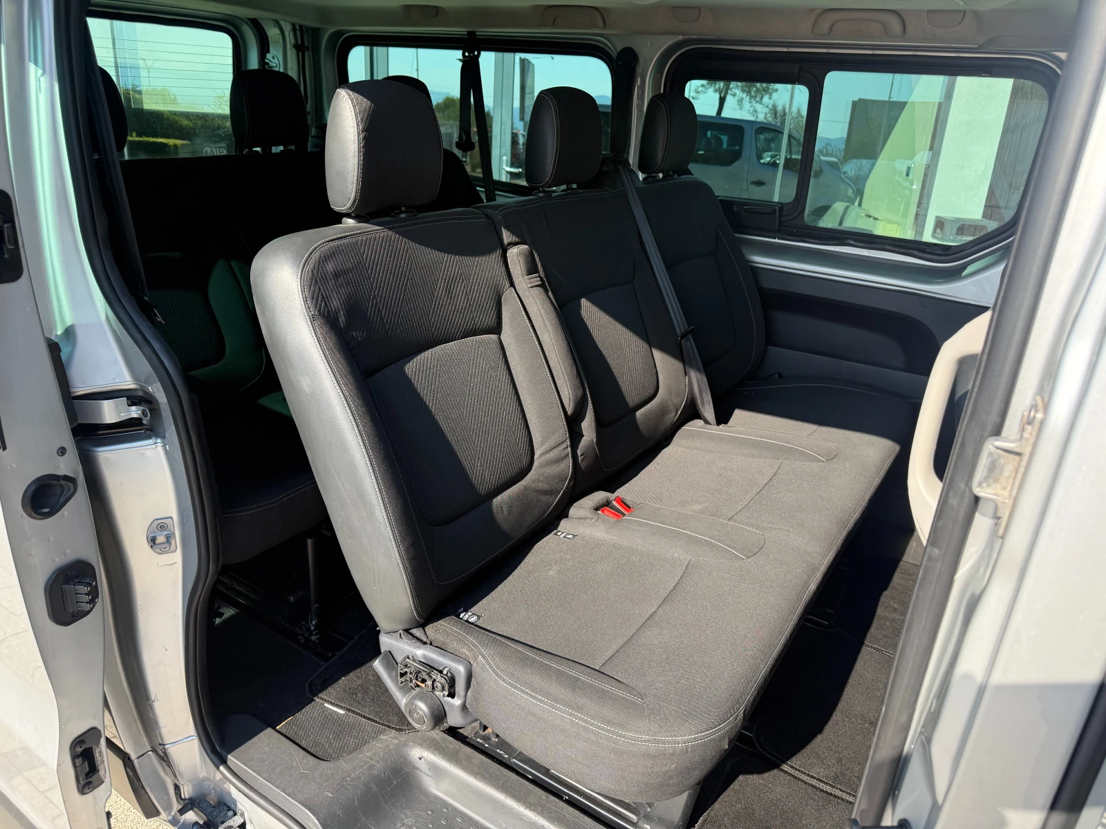 Renault Trafic 125dCI 9-местен 2x Клима Long  Euro 6B , снимка 10 - Бусове и автобуси - 55752733