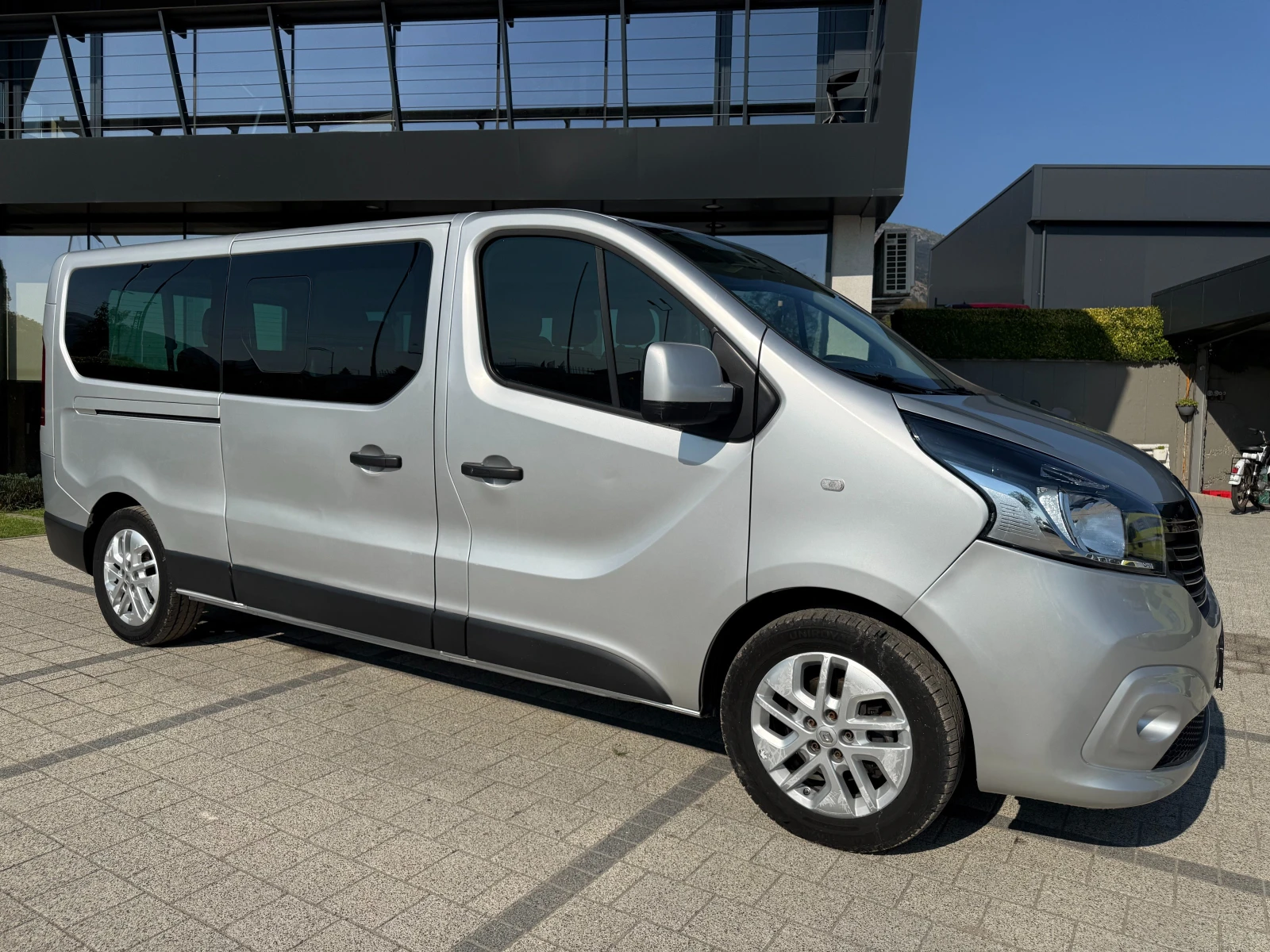 Renault Trafic 125dCI 9-местен 2x Клима Long  Euro 6B , снимка 2 - Бусове и автобуси - 55752733