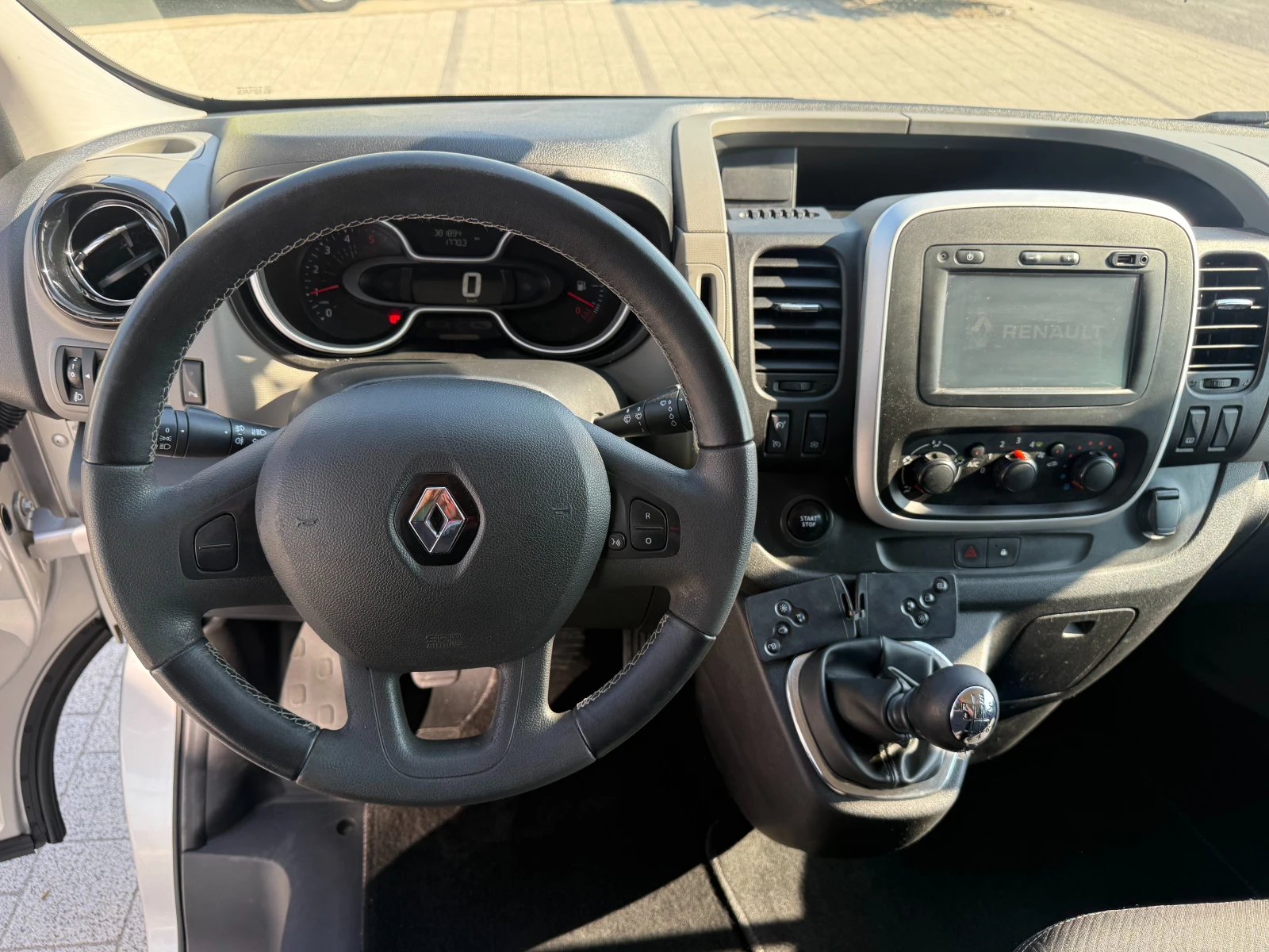 Renault Trafic 125dCI 9-местен 2x Клима Long  Euro 6B , снимка 15 - Бусове и автобуси - 55752733