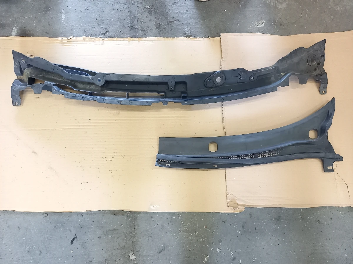 Кора под предни чистачки Мазда 2