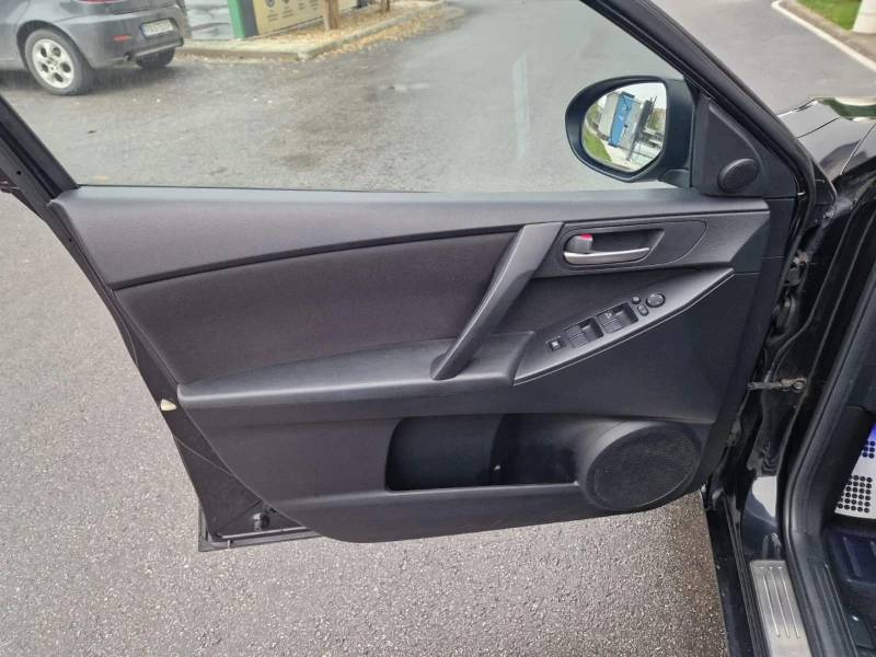 Mazda 3 2012 г.1.6 дизел , снимка 8 - Автомобили и джипове - 52371664
