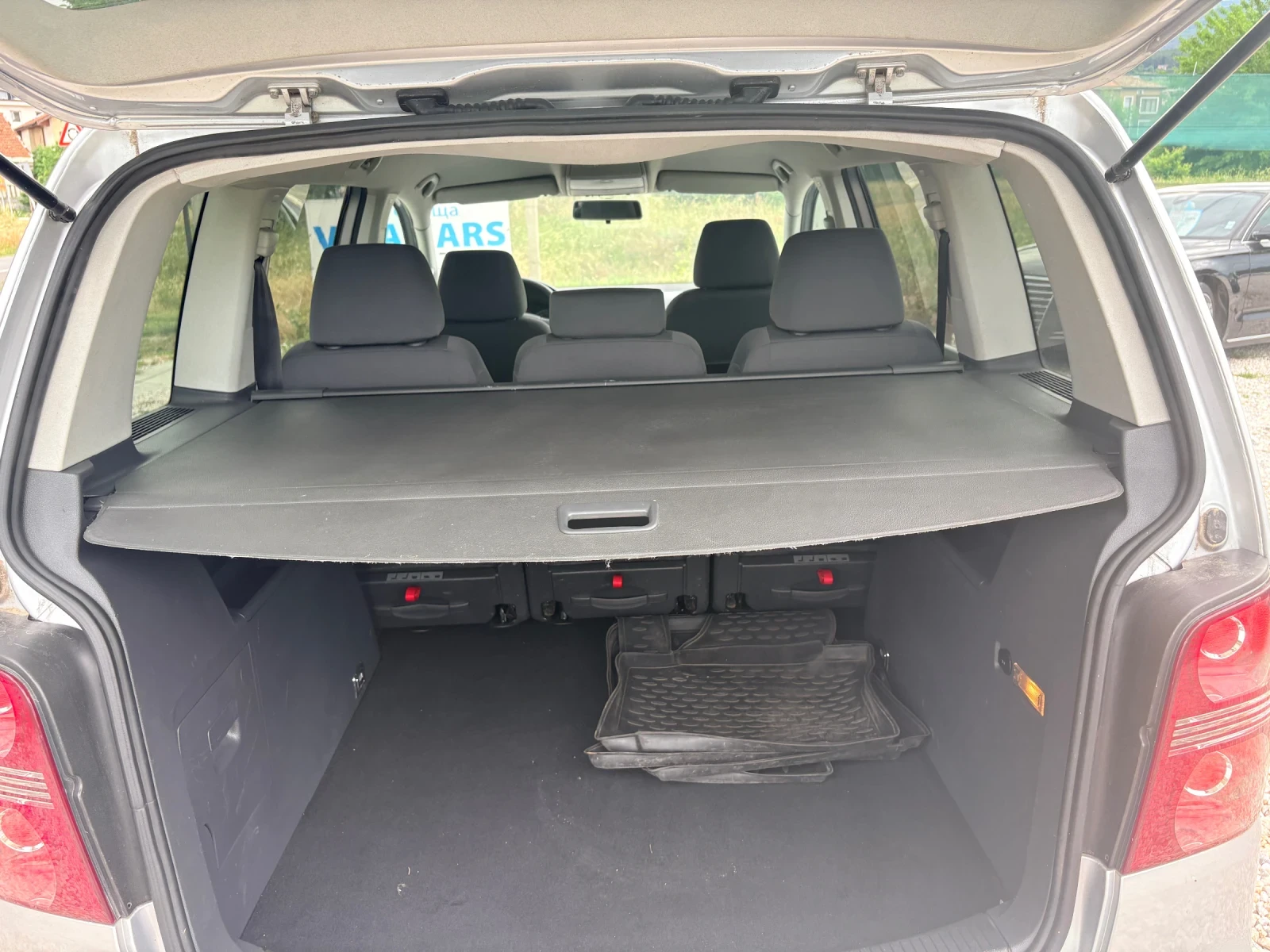 VW Touran 1.9 TDI 105 кс Feys 2010г Сервизна История , снимка 13 - Автомобили и джипове - 53031130