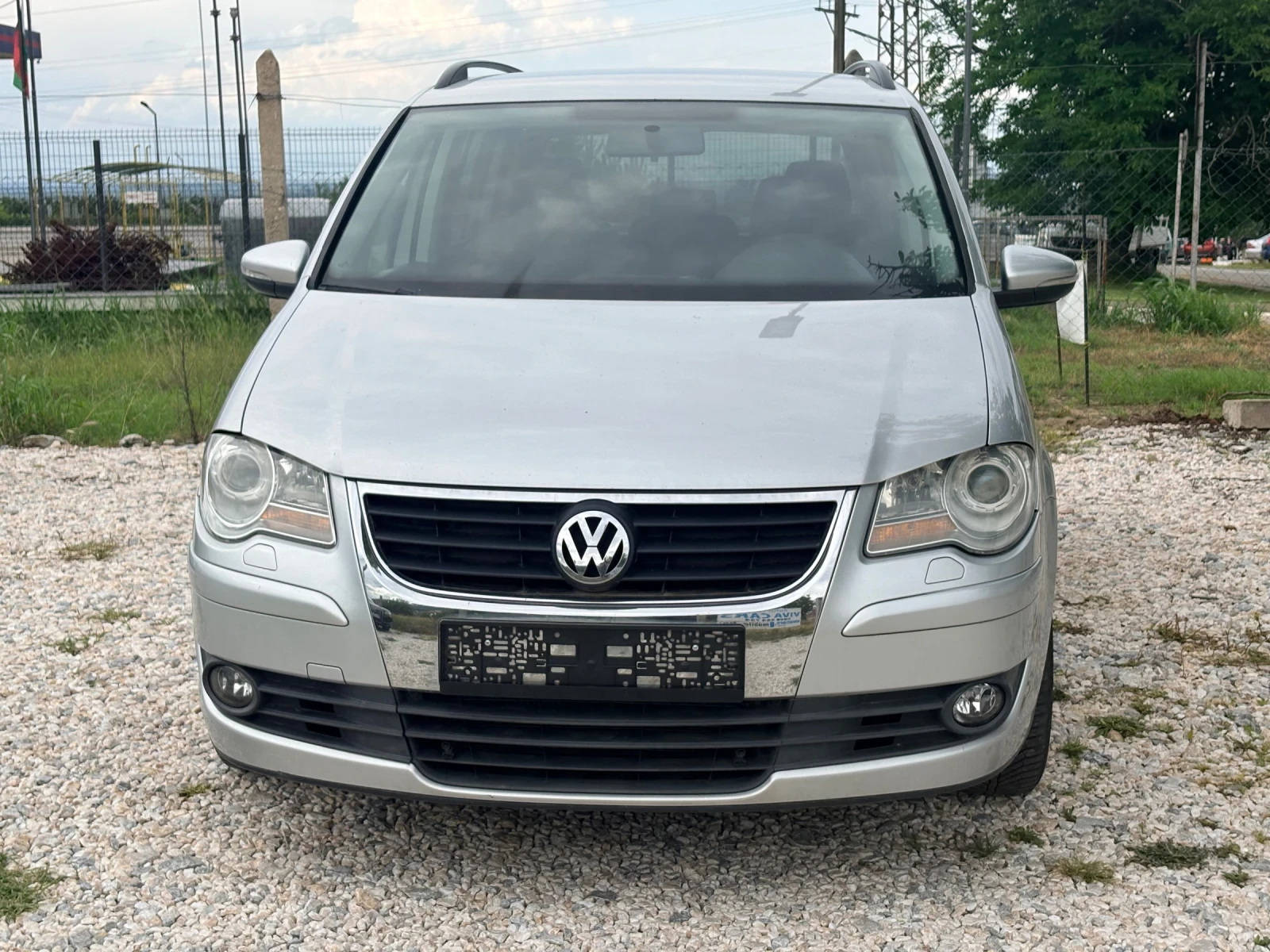 VW Touran 1.9 TDI 105 кс Feys 2010г Сервизна История , снимка 3 - Автомобили и джипове - 53031130