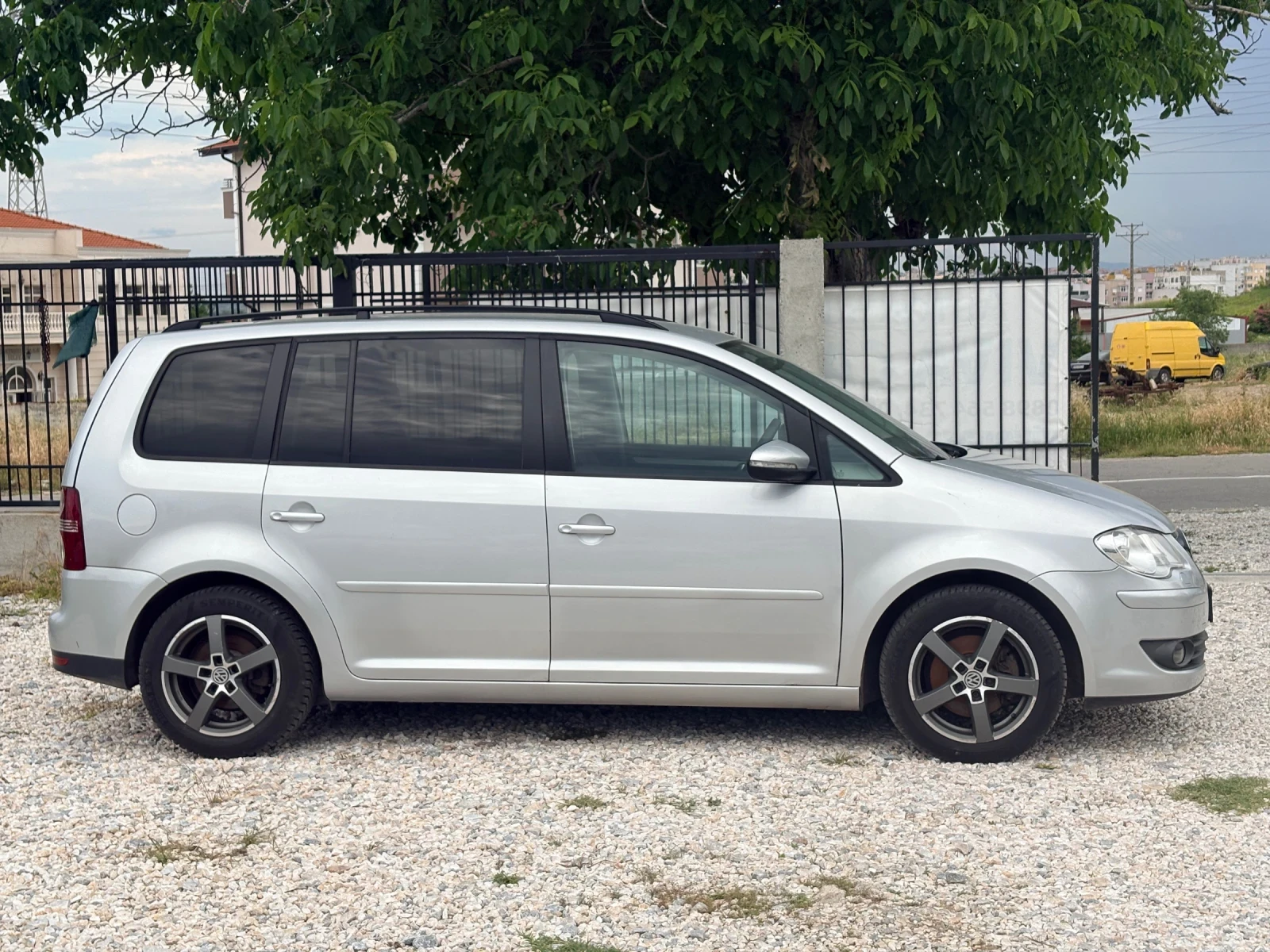 VW Touran 1.9 TDI 105 кс Feys 2010г Сервизна История , снимка 5 - Автомобили и джипове - 53031130