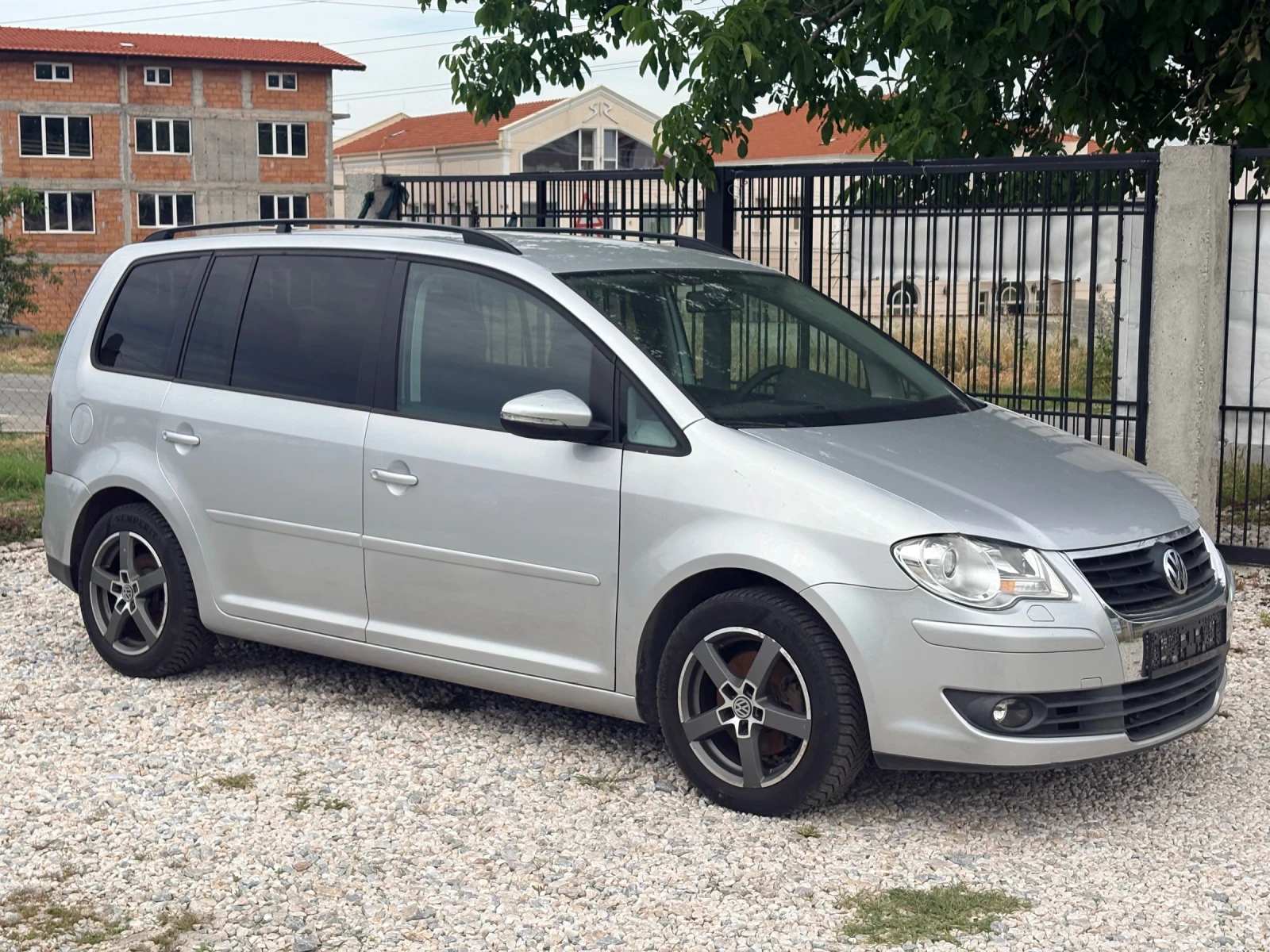 VW Touran 1.9 TDI 105 кс Feys 2010г Сервизна История , снимка 4 - Автомобили и джипове - 53031130