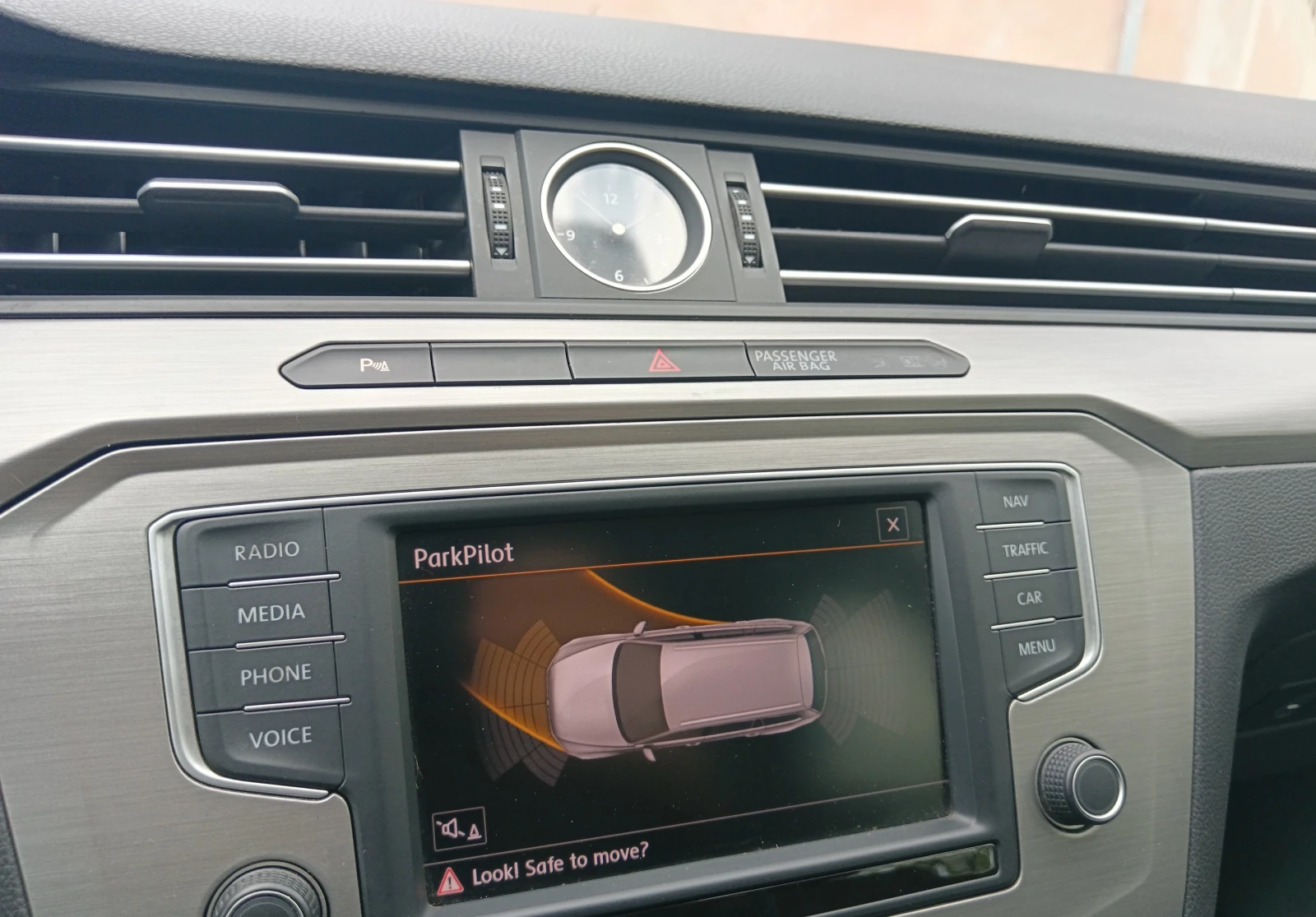 VW Passat B8/2.0 TDI 150 к.с/Нов DPF/Keyless/Navi, снимка 14 - Автомобили и джипове - 54257695