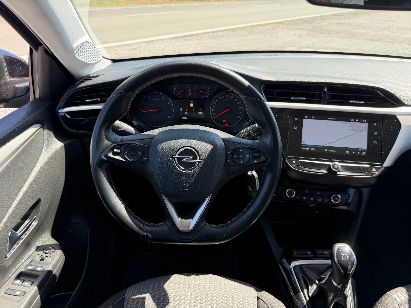 Opel Corsa 1.2i NAVI LANE ASSIST SERVICE BOOK EURO 6 TUV COC, снимка 12 - Автомобили и джипове - 55960951