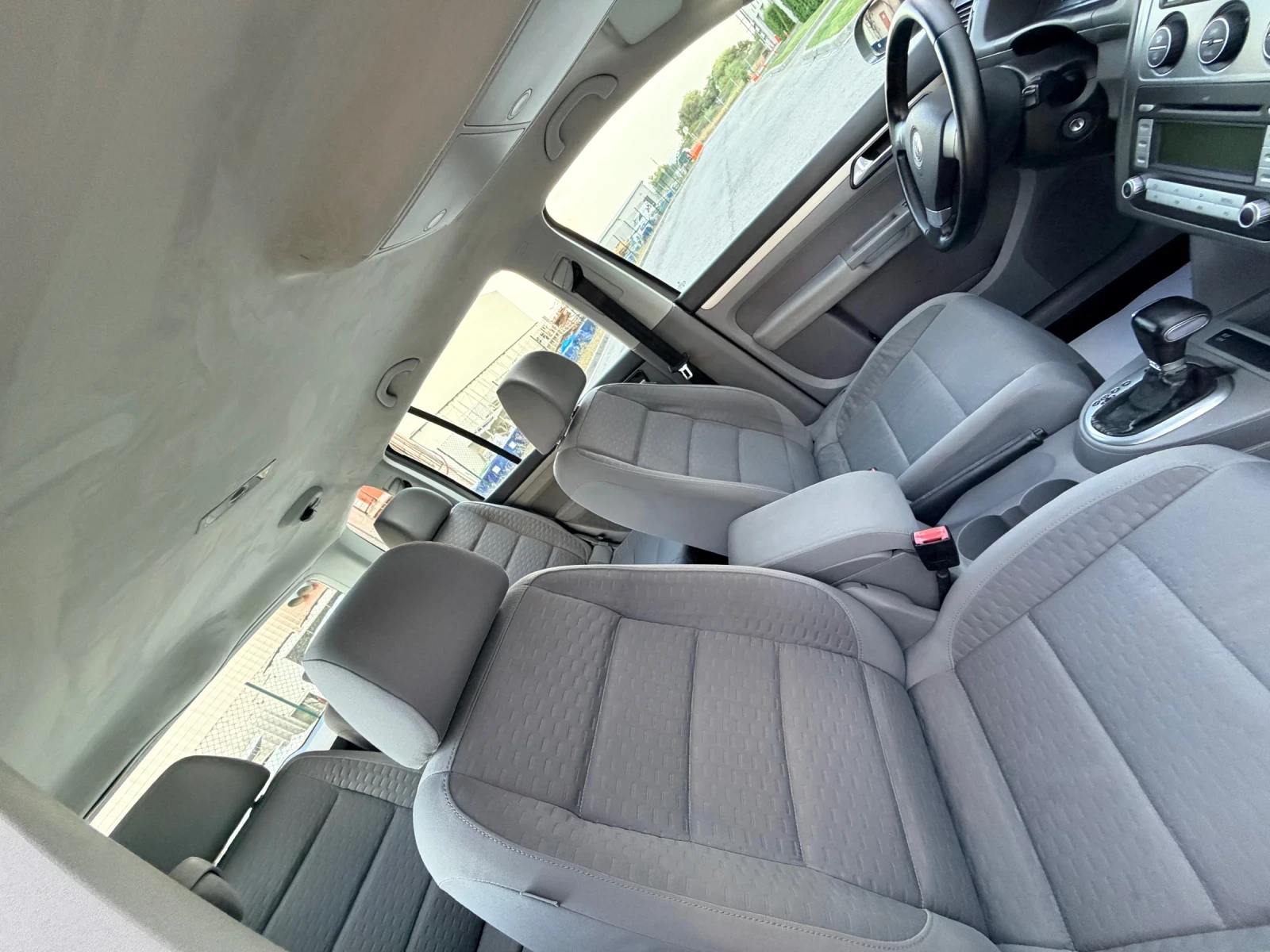 VW Touran 1.9 TDI* АВТОМАТ* FACELIFT* ИТАЛИЯ, снимка 12 - Автомобили и джипове - 56037487
