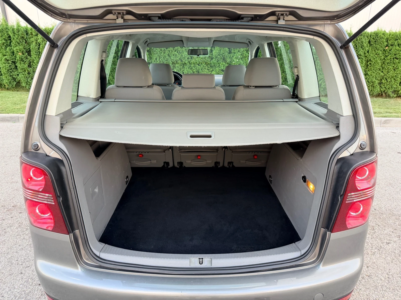 VW Touran 1.9 TDI* АВТОМАТ* FACELIFT* ИТАЛИЯ, снимка 13 - Автомобили и джипове - 56037487
