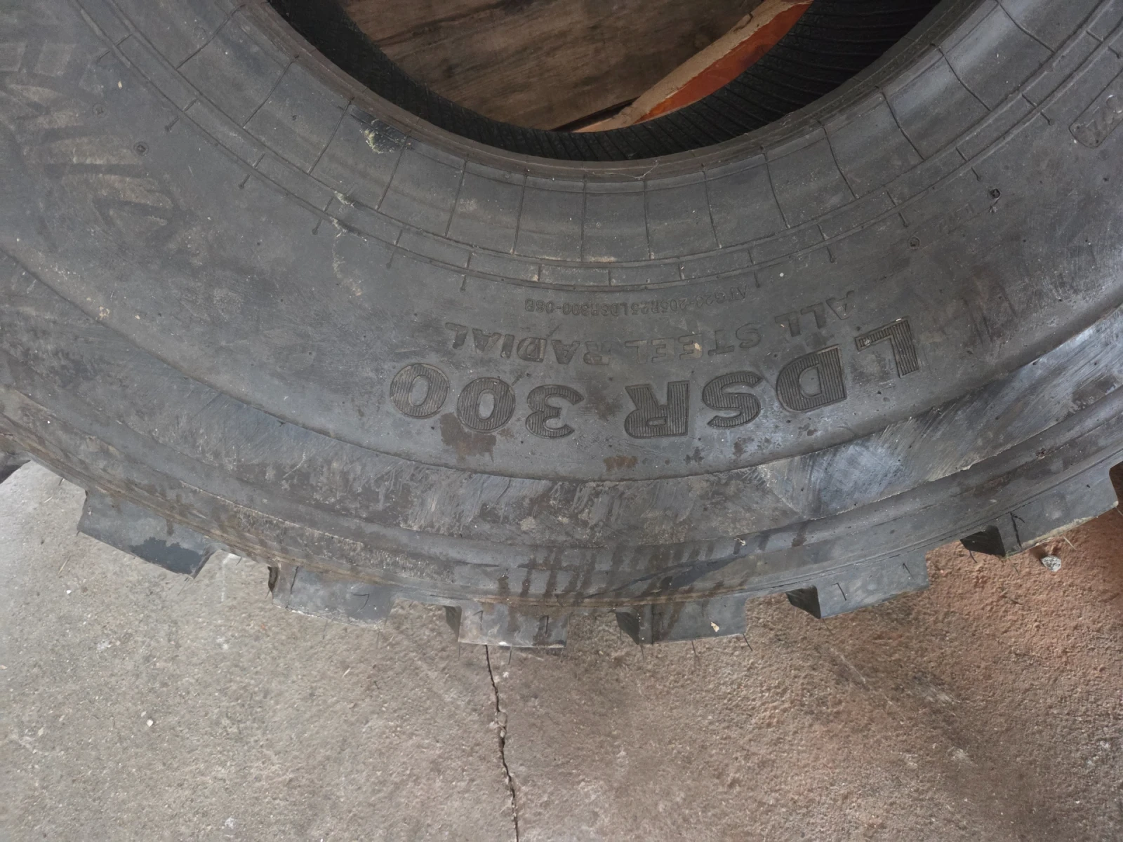 Гуми, снимка 2 - Гуми и джанти - 53785190