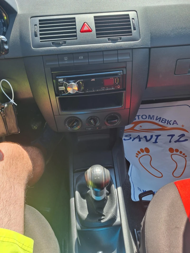 Skoda Fabia 1.4i klima, снимка 14 - Автомобили и джипове - 52079527