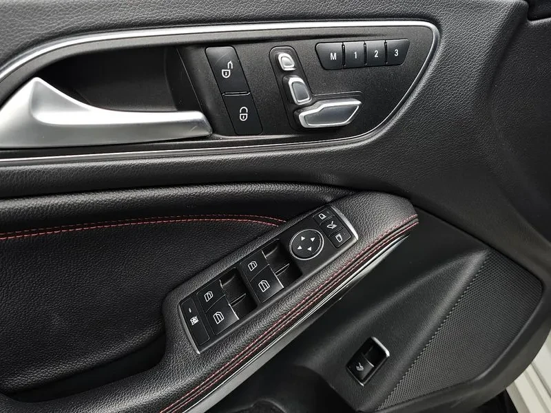 Mercedes-Benz CLA 2.5, снимка 17 - Автомобили и джипове - 54287832