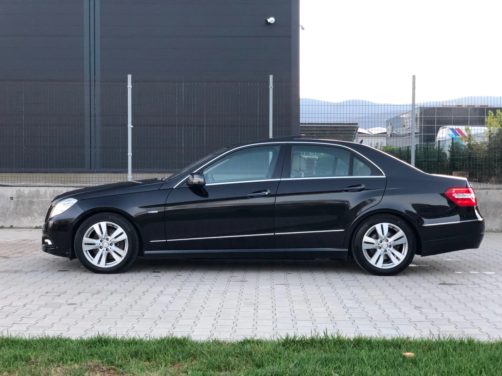 Mercedes-Benz E 350 CDI* Avantgarde* Подгрев* Обдухване* Дистроник* 4M - изображение 5