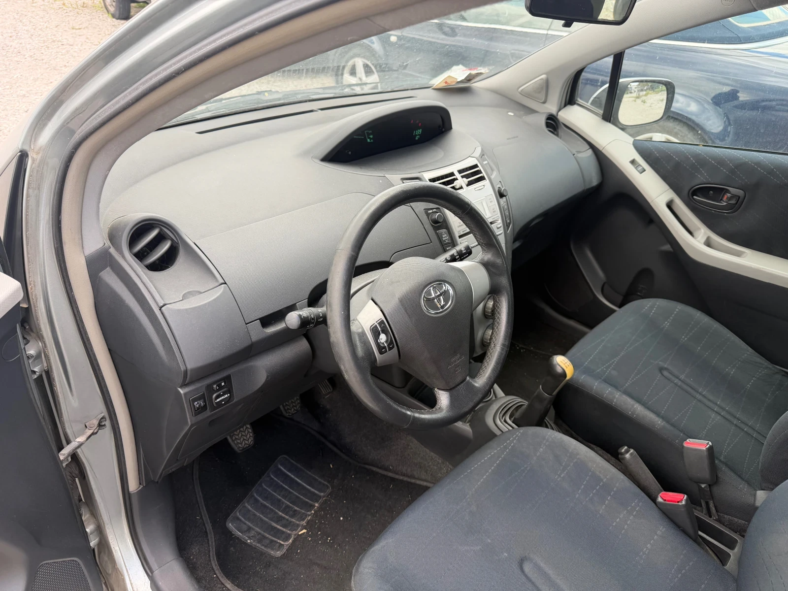 Toyota Yaris 1.0 Benzin, снимка 5 - Автомобили и джипове - 54397574